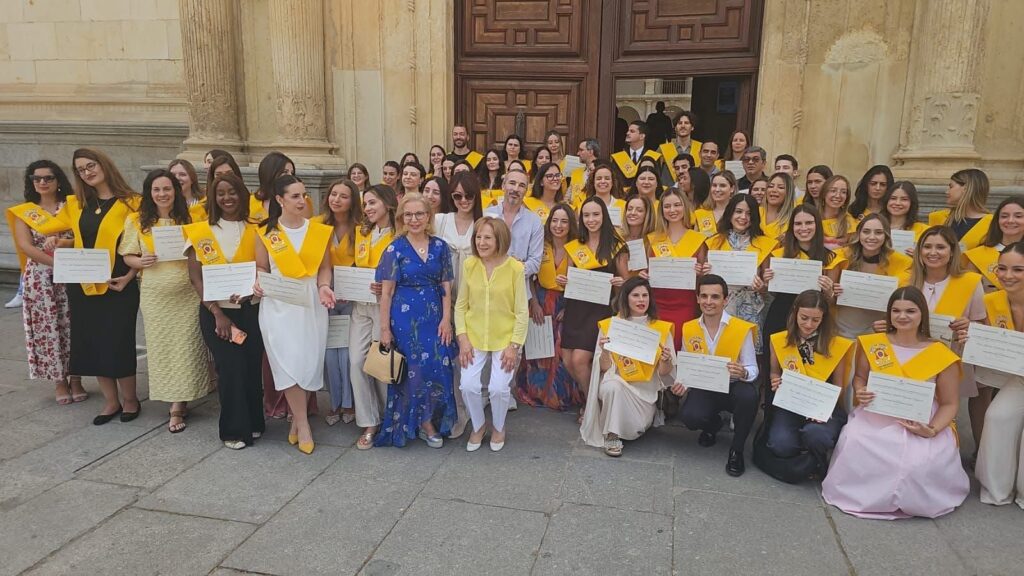 A médica angolana, Alexandra Weny Santos Rosas Nascimento, concluiu, com sucesso e distinção, a pós-graduação em Medicina Estética pela Faculdade de Medicina da Universidade de Alcalá de Henares, em Espanha, tornando-se agora um reforço na área do bem-estar e da saúde regenerativa.
‎
‎De acordo com o júri e o conselho académico daquela instituição, Alexandra Nascimento, que por conseguinte era a única estudante africana numa turma de mais de 90 médicos outros continentes, apresentou, em conjunto com o seu grupo, um trabalho que mereceu uma menção especial e foi recomendado para publicação e apresentação no próximo congresso internacional de Medicina Estética, a ter lugar em Lisboa, em Novembro deste ano.
‎
Durante a cerimónia, a médica não escondeu a sua enorme satisfação por receber o diploma.
‎
‎À margem da cerimónia, a especialista realçou que tem recebido a devida atenção e apoio por parte dos seus progenitores, sublinhando que estes têm contribuído de forma frequente na sua capacitação.
‎
‎O programa da referida formação, que decorreu entre 2025 a 2026, dotou os profissionais de competências avançadas para a realização de múltiplos procedimentos e técnicas de prevenção e tratamento de problemas estéticos, posicionando os seus graduados na vanguarda de um sector em constante inovação tecnológica e científica.
‎
‎Para o pai, Celso Rosas, que acompanhou a cerimónia de graduação, considerou que presenciar o sucesso académico da filha é a maior recompensa que um pai pode receber, superando qualquer conquista profissional ou título executivo.
‎
‎O genitor reforçou que a educação não é um gasto, mas o investimento seguro que se pode fazer, sentenciando ainda que ver a filha alcançar este patamar, dá a certeza de que o conhecimento adquirido na será devolvido à sociedade em forma de serviços humanizados e de alta qualidade.