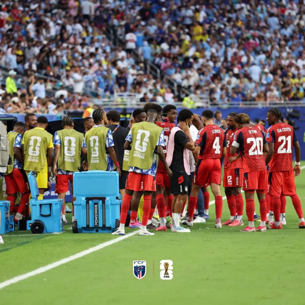 Depois de Espanha, a Selecção de Cabo Verde impôs empate ao Uruguai-outra selecção ex - campeã do mundo-, desta, um por dois golos, num jogo que encerrou a segunda jornada do Grupo H. Os cabo verdiana abriram a contagem aos 21' por Pina. Uruguai restabeleceu a igualdade aos 44' por Max Araújo, e logo a seguir Agustin Cannobio fez a cambalhota no resultado aos 45+6, para na segunda parte, Varela fixar o resultado final em 2 a 2. Com este resultado, a selecção lusófona depende apenas de si para chegar aos 16 avos-de-final. Na última jornada, os únicos representantes dos PALOP na prova vão defrontar a Arábia Saudita, última do grupo com 1 ponto. Na classificação, Espanha que goleou os sauditas por 4x0 comanda com 4 pontos, Uruguai em segundo com 2, os mesmos de Cabo Verde em terceiro.