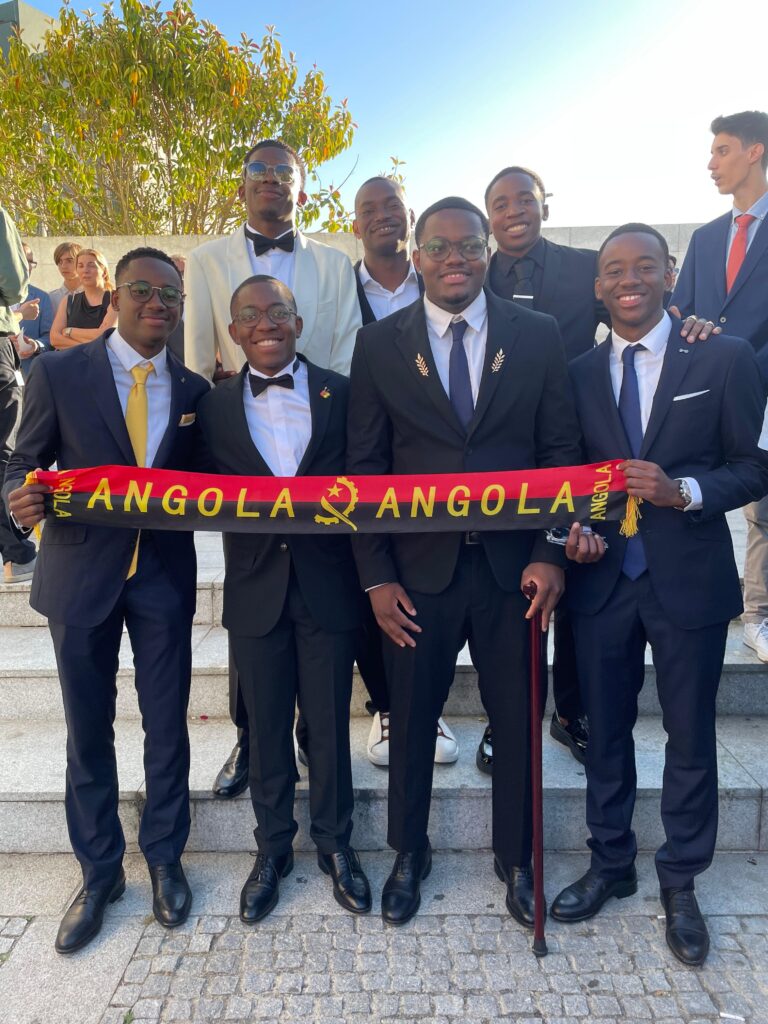 estudantes angolanos terminam o 12º ano em portugal