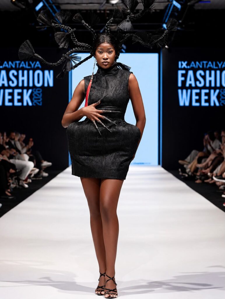 Iracelma Francisco, modelo angolana, voltou a brilhar — e desta vez atacou o Antalya Fashion Week com a força de quem nasceu para dominar passarelas.
Com passos únicos, elegantes e uma presença que prende olhares, Iracelma foi um dos grandes destaques da semana de moda.

Todos os anos, as cidades da Turquia respiram moda. Desta vez, foi Antalya que acolheu três dias de desfiles intensos, reunindo designers renomados, produção impecável e a energia vibrante da costa mediterrânea.
Entre luzes, texturas e a história viva da cidade, Iracelma mostrou que estilo não é apenas o que se veste — é a forma como se vive.

Durante o evento, desfilou para grandes nomes como:

* Big Brooch — designer de Moscovo, conhecido por peças estruturadas e ousadas.
* Murat Aytulum — referência turca em moda futurista e cortes arquitetónicos.
* Belma Ozdemir — elegância contemporânea com assinatura feminina.
* Tugçe Ozkurt — estética moderna, fluida e marcante.


Linhas modernas, texturas fortes e a luz dourada de Antalya criaram o cenário perfeito para a sua presença.
Iracelma não apenas desfilou — ela escreveu mais um capítulo da sua narrativa de moda, onde autenticidade e atitude caminham lado a lado.