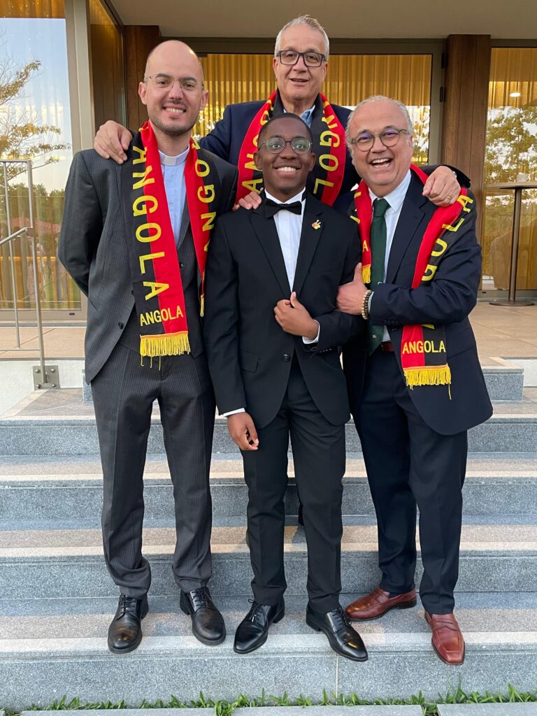 Um grupo de estudantes angolanos e moçambicanos  concluíram com êxito o 12º ano no Colégio Internato Claret em Vila Nova de Gaia, no Porto.

Com aposta numa pedagogia de proximidade, de rigor, com competência e alegria. O Colégio Claret prima em construir um mundo de Esperança e a Educação, sendo o campo favorável ao semear dessa mesma Esperança. 

Entre os estudantes, destaque recai ao jovem angolano Yakir Pinto, do curso de Humanidades, que teve um desempenho exemplar e notável. 

 A cerimónia de outorga contou com a presença dos professores e familiares que se deslocaram de propósito para acompanharem de perto o reconhecimento dos seus educandos.
