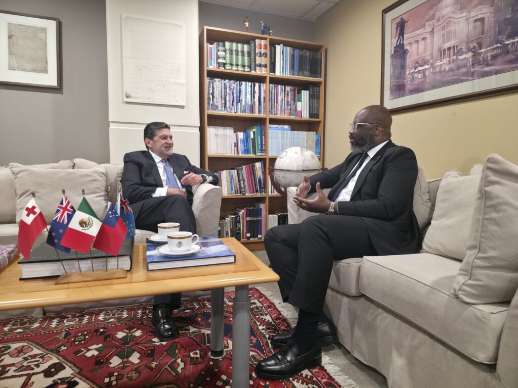 Como parte do processo de interacção Diplomática com os países da Região do Pacífico, o Embaixador de Angola na Nova Zelândia, António Luvualu de Carvalho, promoveu durante esta semana, junto das autoridades locais, e do Corpo Diplomático acreditado em Wellington, a Candidatura da Embaixadora angolana, Josefa Leonel Correia Sacko, ao cargo de Directora Geral da Organização das Nações Unidas para Alimentação e Agricultura, FAO.