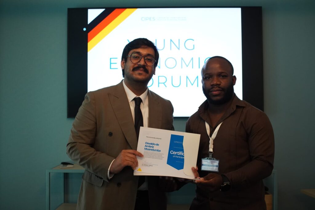 O Docente Universitário,  Pesquisador, Conferencista, Lider e Mentor  Juvenil Osvaldo Muandumba , representou Angola no Young Economic Forum Frankfurt 2026, um evento que reúne jovens Líderes de todo mundo e a presente edição  decorreu em Frankfurt - Capital Financeira da  Alemanha. 

Movido por objectivos académicos, associativos e estratégicos a agenda  incluiu 3 dias de discussões sobre aspectos políticos, económicos e sociais de todos os Países representados com especial atenção aos Países sub desenvolvidos e em via de desenvolvimento, uma rede global de líderes juvenis emergentes que moldam o diálogo sobre economia, finanças e governança, tiveram a oportunidade de visitar o Museu da Moeda bem como estagiar na Bolsa de Valores e no Banco Central da Alemanha.

Numa perspectiva académica e empreendedora a agenda consolidada pemitiu, compilar estudos fortalecer e estabelecer conexões, aprender e contribuir nos diferentes painéis com vista o impulsionamento  às mudanças a Economia Global e de Angola em especial.