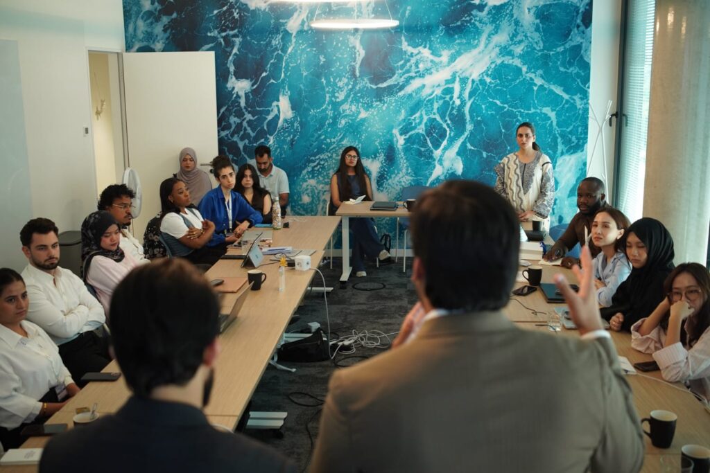 O Docente Universitário,  Pesquisador, Conferencista, Lider e Mentor  Juvenil Osvaldo Muandumba , representou Angola no Young Economic Forum Frankfurt 2026, um evento que reúne jovens Líderes de todo mundo e a presente edição  decorreu em Frankfurt - Capital Financeira da  Alemanha. 

Movido por objectivos académicos, associativos e estratégicos a agenda  incluiu 3 dias de discussões sobre aspectos políticos, económicos e sociais de todos os Países representados com especial atenção aos Países sub desenvolvidos e em via de desenvolvimento, uma rede global de líderes juvenis emergentes que moldam o diálogo sobre economia, finanças e governança, tiveram a oportunidade de visitar o Museu da Moeda bem como estagiar na Bolsa de Valores e no Banco Central da Alemanha.

Numa perspectiva académica e empreendedora a agenda consolidada pemitiu, compilar estudos fortalecer e estabelecer conexões, aprender e contribuir nos diferentes painéis com vista o impulsionamento  às mudanças a Economia Global e de Angola em especial.