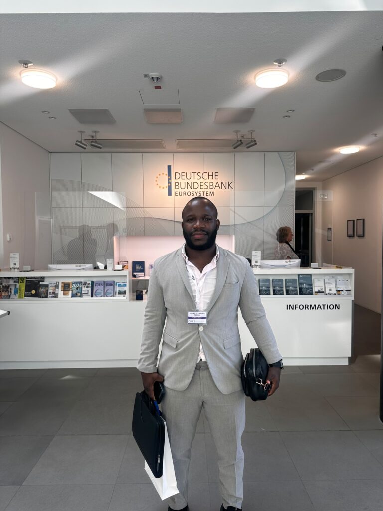 O Docente Universitário,  Pesquisador, Conferencista, Lider e Mentor  Juvenil Osvaldo Muandumba , representou Angola no Young Economic Forum Frankfurt 2026, um evento que reúne jovens Líderes de todo mundo e a presente edição  decorreu em Frankfurt - Capital Financeira da  Alemanha. 

Movido por objectivos académicos, associativos e estratégicos a agenda  incluiu 3 dias de discussões sobre aspectos políticos, económicos e sociais de todos os Países representados com especial atenção aos Países sub desenvolvidos e em via de desenvolvimento, uma rede global de líderes juvenis emergentes que moldam o diálogo sobre economia, finanças e governança, tiveram a oportunidade de visitar o Museu da Moeda bem como estagiar na Bolsa de Valores e no Banco Central da Alemanha.

Numa perspectiva académica e empreendedora a agenda consolidada pemitiu, compilar estudos fortalecer e estabelecer conexões, aprender e contribuir nos diferentes painéis com vista o impulsionamento  às mudanças a Economia Global e de Angola em especial.