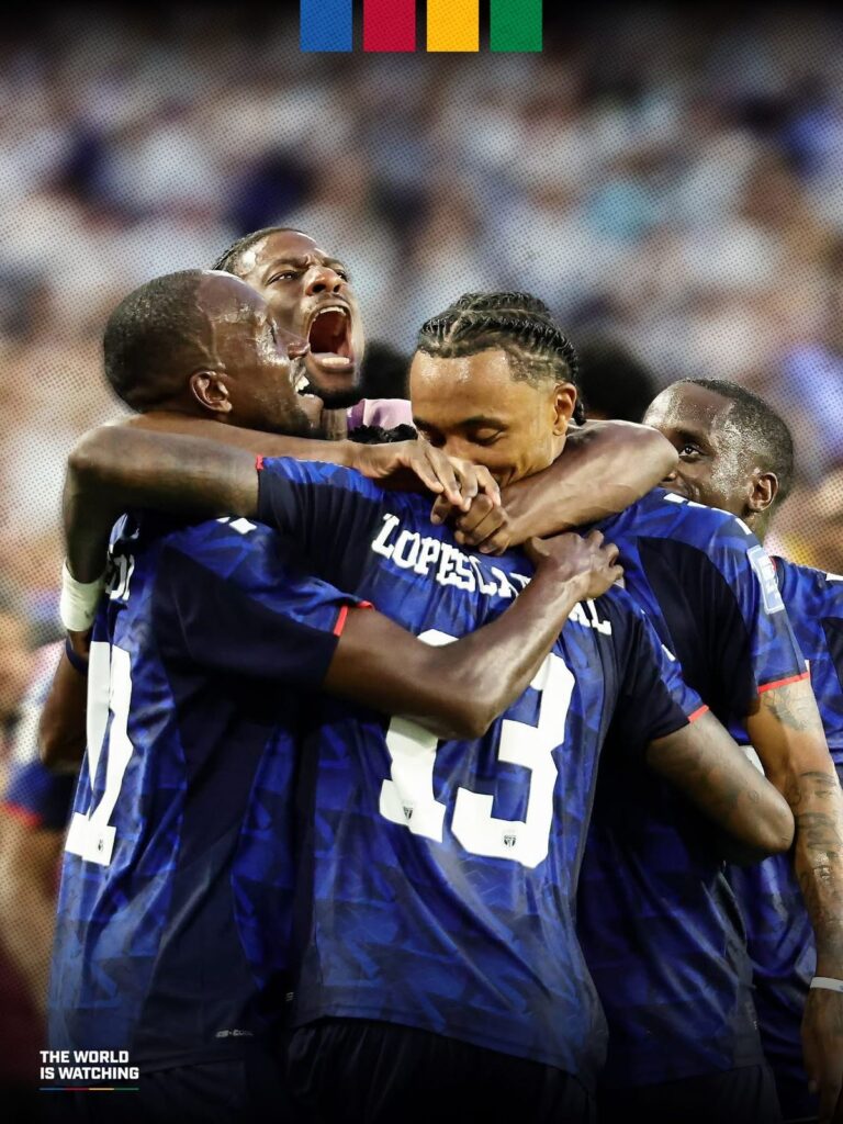 CABO VERDE CAI DIANTE DA ARGENTINA, MAS OBRIGA CAMPEÕES A SOFRER ATÉ AO FIM. A histórica caminhada de Cabo Verde no Campeonato do Mundo terminou esta sexta-feira com uma derrota por 3-2 frente à Argentina, mas a pequena nação atlântica despediu-se da competição de cabeça erguida, depois de obrigar os campeões do mundo a disputar 120 minutos de enorme intensidade para garantir o apuramento para os quartos-de-final.
Perante um dos grandes favoritos à conquista do título, a selecção cabo-verdiana voltou a mostrar porque se tornou uma das grandes histórias deste Mundial. Sem complexos, organizada, corajosa e eficaz nos momentos decisivos, a equipa nacional discutiu o resultado até ao último segundo do prolongamento, deixando os argentinos longe da exibição tranquila que muitos antecipavam.
Durante largos períodos da partida, Cabo Verde conseguiu anular as principais armas ofensivas da Argentina, pressionando alto quando possível, fechando os espaços entre linhas e respondendo com rápidas transições ofensivas. A selecção sul-americana teve maior posse de bola, como era esperado, mas encontrou enormes dificuldades para desmontar a estrutura montada pelos Tubarões Azuis.
Sempre que a Argentina parecia assumir o controlo definitivo do encontro, Cabo Verde encontrava forças para responder. Os dois golos cabo-verdianos alimentaram a esperança de uma das maiores surpresas da história dos Campeonatos do Mundo e obrigaram os argentinos a elevar o ritmo e a intensidade para evitar uma eliminação precoce.
O golo que acabou por decidir o encontro surgiu apenas no prolongamento, quando o desgaste físico já era evidente dos dois lados. Mesmo em desvantagem, Cabo Verde recusou baixar os braços. A equipa nacional lançou-se novamente para o ataque, criou perigo nos minutos finais e manteve a incerteza até ao apito final, perante uma Argentina visivelmente aliviada com a qualificação.
A diferença entre as duas selecções esteve longe de reflectir os lugares ocupados no panorama internacional do futebol. De um lado estava a campeã mundial e bicampeã da América; do outro, um país com pouco mais de meio milhão de habitantes que, pela primeira vez, chegava à fase a eliminar de um Campeonato do Mundo.
A prestação cabo-verdiana acaba por reforçar a imagem construída ao longo das últimas semanas. Depois de ultrapassar uma fase de grupos extremamente exigente e de eliminar adversários teoricamente superiores, os Tubarões Azuis voltaram a demonstrar uma organização táctica notável, espírito colectivo e uma personalidade que conquistou adeptos muito para além das fronteiras nacionais.
A eliminação não apaga o percurso realizado. Pelo contrário. Cabo Verde termina o torneio como uma das maiores revelações da competição e confirma o crescimento sustentado do futebol nacional nos últimos anos. A selecção demonstrou que consegue competir de igual para igual com algumas das maiores potências mundiais e deixou claro que a presença entre a elite do futebol internacional deixou de ser apenas um sonho.
O percurso histórico começou ainda na fase de grupos, quando Cabo Verde surpreendeu ao garantir o apuramento entre as melhores selecções do torneio. A vitória sobre o Uruguai e, sobretudo, a memorável eliminação da Espanha na ronda anterior transformaram os Tubarões Azuis numa das equipas mais acarinhadas do Mundial, despertando simpatia entre adeptos e analistas internacionais.
Nas ruas da Praia e das restantes ilhas, milhares de cabo-verdianos acompanharam mais uma exibição memorável da selecção nacional. Apesar da derrota, o sentimento dominante foi de orgulho. A equipa nacional caiu perante um dos maiores candidatos ao título, mas fê-lo depois de obrigar a Argentina a disputar um dos encontros mais difíceis da competição.
Também a imprensa internacional destacou o desempenho cabo-verdiano. Vários órgãos de comunicação social sublinharam que os campeões do mundo estiveram muito perto de uma eliminação surpreendente e elogiaram a coragem da selecção africana, que voltou a desafiar todas as previsões.