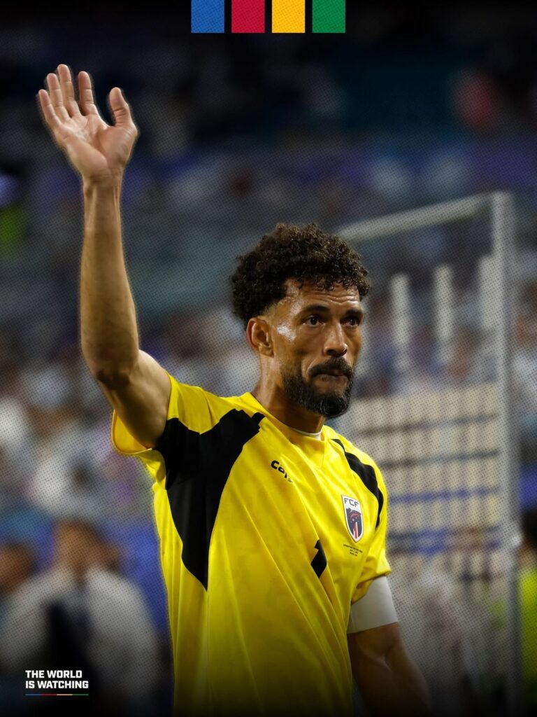 CABO VERDE CAI DIANTE DA ARGENTINA, MAS OBRIGA CAMPEÕES A SOFRER ATÉ AO FIM. A histórica caminhada de Cabo Verde no Campeonato do Mundo terminou esta sexta-feira com uma derrota por 3-2 frente à Argentina, mas a pequena nação atlântica despediu-se da competição de cabeça erguida, depois de obrigar os campeões do mundo a disputar 120 minutos de enorme intensidade para garantir o apuramento para os quartos-de-final.
Perante um dos grandes favoritos à conquista do título, a selecção cabo-verdiana voltou a mostrar porque se tornou uma das grandes histórias deste Mundial. Sem complexos, organizada, corajosa e eficaz nos momentos decisivos, a equipa nacional discutiu o resultado até ao último segundo do prolongamento, deixando os argentinos longe da exibição tranquila que muitos antecipavam.
Durante largos períodos da partida, Cabo Verde conseguiu anular as principais armas ofensivas da Argentina, pressionando alto quando possível, fechando os espaços entre linhas e respondendo com rápidas transições ofensivas. A selecção sul-americana teve maior posse de bola, como era esperado, mas encontrou enormes dificuldades para desmontar a estrutura montada pelos Tubarões Azuis.
Sempre que a Argentina parecia assumir o controlo definitivo do encontro, Cabo Verde encontrava forças para responder. Os dois golos cabo-verdianos alimentaram a esperança de uma das maiores surpresas da história dos Campeonatos do Mundo e obrigaram os argentinos a elevar o ritmo e a intensidade para evitar uma eliminação precoce.
O golo que acabou por decidir o encontro surgiu apenas no prolongamento, quando o desgaste físico já era evidente dos dois lados. Mesmo em desvantagem, Cabo Verde recusou baixar os braços. A equipa nacional lançou-se novamente para o ataque, criou perigo nos minutos finais e manteve a incerteza até ao apito final, perante uma Argentina visivelmente aliviada com a qualificação.
A diferença entre as duas selecções esteve longe de reflectir os lugares ocupados no panorama internacional do futebol. De um lado estava a campeã mundial e bicampeã da América; do outro, um país com pouco mais de meio milhão de habitantes que, pela primeira vez, chegava à fase a eliminar de um Campeonato do Mundo.
A prestação cabo-verdiana acaba por reforçar a imagem construída ao longo das últimas semanas. Depois de ultrapassar uma fase de grupos extremamente exigente e de eliminar adversários teoricamente superiores, os Tubarões Azuis voltaram a demonstrar uma organização táctica notável, espírito colectivo e uma personalidade que conquistou adeptos muito para além das fronteiras nacionais.
A eliminação não apaga o percurso realizado. Pelo contrário. Cabo Verde termina o torneio como uma das maiores revelações da competição e confirma o crescimento sustentado do futebol nacional nos últimos anos. A selecção demonstrou que consegue competir de igual para igual com algumas das maiores potências mundiais e deixou claro que a presença entre a elite do futebol internacional deixou de ser apenas um sonho.
O percurso histórico começou ainda na fase de grupos, quando Cabo Verde surpreendeu ao garantir o apuramento entre as melhores selecções do torneio. A vitória sobre o Uruguai e, sobretudo, a memorável eliminação da Espanha na ronda anterior transformaram os Tubarões Azuis numa das equipas mais acarinhadas do Mundial, despertando simpatia entre adeptos e analistas internacionais.
Nas ruas da Praia e das restantes ilhas, milhares de cabo-verdianos acompanharam mais uma exibição memorável da selecção nacional. Apesar da derrota, o sentimento dominante foi de orgulho. A equipa nacional caiu perante um dos maiores candidatos ao título, mas fê-lo depois de obrigar a Argentina a disputar um dos encontros mais difíceis da competição.
Também a imprensa internacional destacou o desempenho cabo-verdiano. Vários órgãos de comunicação social sublinharam que os campeões do mundo estiveram muito perto de uma eliminação surpreendente e elogiaram a coragem da selecção africana, que voltou a desafiar todas as previsões.