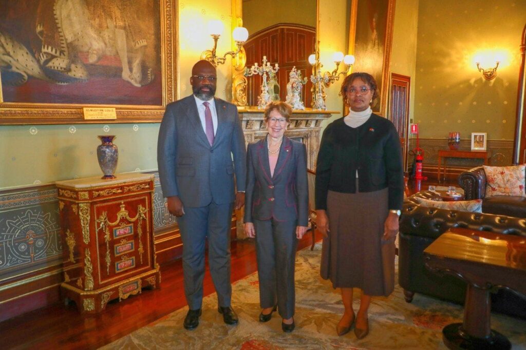 o Chefe desta Missão Diplomática, Embaixador António Luvualu de Carvalho, aproveitou a oportunidade, para agradecer à Sua Excelência, Governadora de New South Wales, pelo acolhimento que este Estado proporciona, à Comunidade angolana Residente