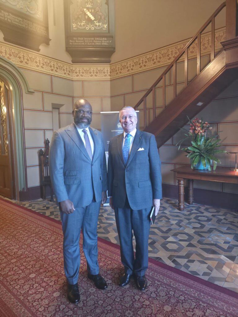 o Chefe desta Missão Diplomática, Embaixador António Luvualu de Carvalho, aproveitou a oportunidade, para agradecer à Sua Excelência, Governadora de New South Wales, pelo acolhimento que este Estado proporciona, à Comunidade angolana Residente