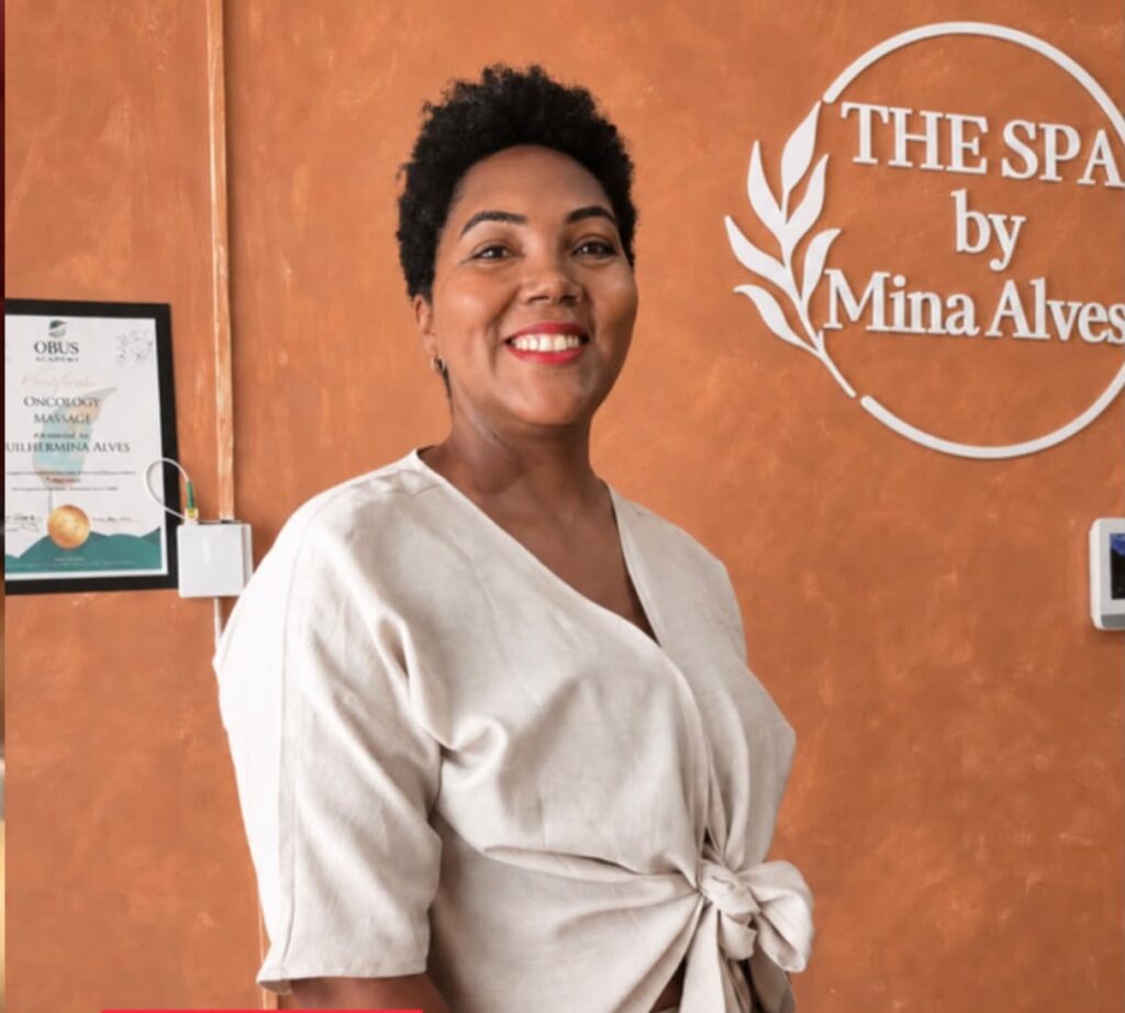 ENFERMEIRA MINA ALVES ABRE SPA EM SANTARÉM A enfermeira angolana com experiência em Reabilitação em Medicina do Exercício e do Desporto (FMUP), formadora e massagista desportiva, Mina Alves, inaugurou o “The Spa by Mina Alves” em Santarém, Portugal. Depois de vários anos de experiência internacional em wellness, spa e hospitalidade de luxo. Mina Alves escolheu Santarém para dar vida ao Spa, um projecto idealizado há cerca de quatro anos. O espaço nasce com um conceito intimista e personalizado, centrado na desaceleração, no toque consciente e na recuperação do equilíbrio físico e mental. Massagens personalizadas, tratamentos faciais, banhos de imersão e rituais de corpo integram uma experiência encia onde cada detalhe convida a parar, respirar e regressar a si. Porque, por vezes, a melhor forma de seguir em frente é parar.
