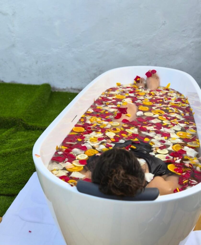 ENFERMEIRA MINA ALVES ABRE SPA EM SANTARÉM A enfermeira angolana com experiência em Reabilitação em Medicina do Exercício e do Desporto (FMUP), formadora e massagista desportiva, Mina Alves, inaugurou o “The Spa by Mina Alves” em Santarém, Portugal.
