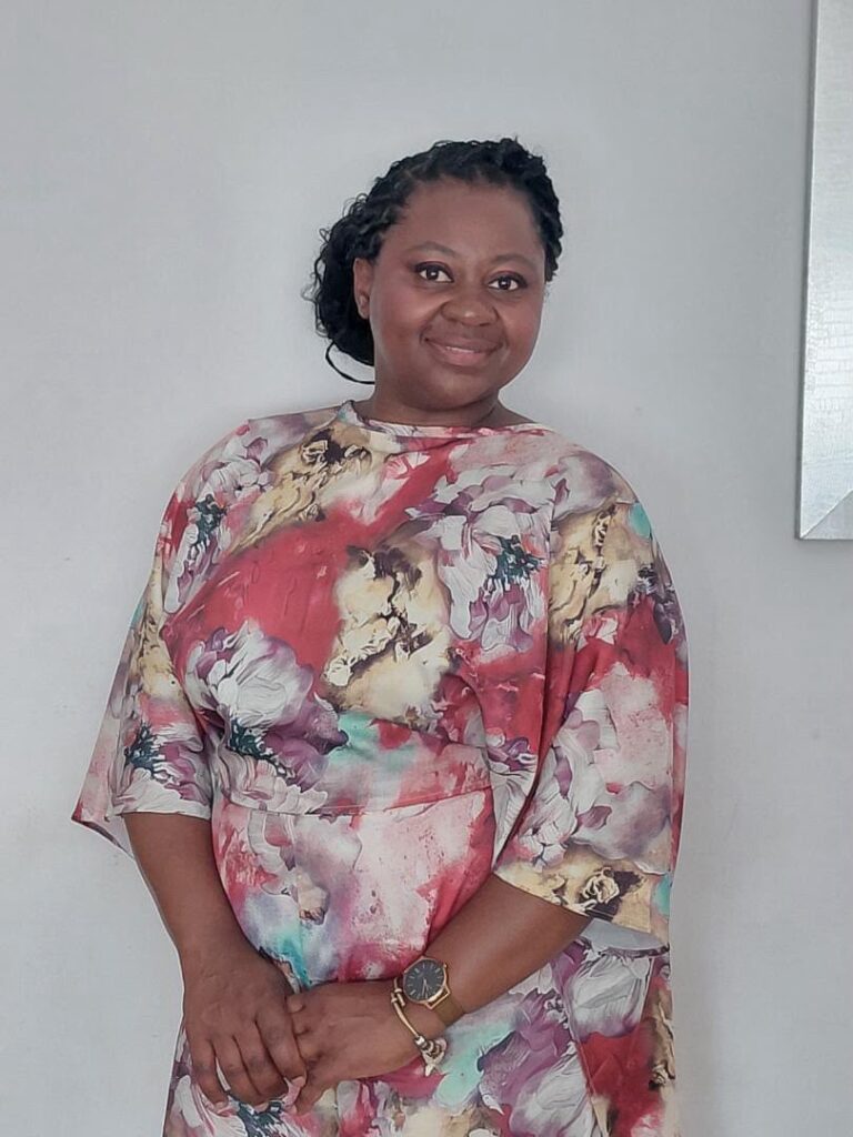 ÁUREA PAULO. A MULHER QUE "CUIDA DE QUEM CUIDA" EM PORTUGAL Com 15 anos de experiência como professora, a angolana Áurea Paulo, criou o "Cuidar de Quem Cuida", um projecto que nasceu da observação feita da necessidade de ajudar muitas famílias e principalmente mães e cuidadoras de crianças autistas.