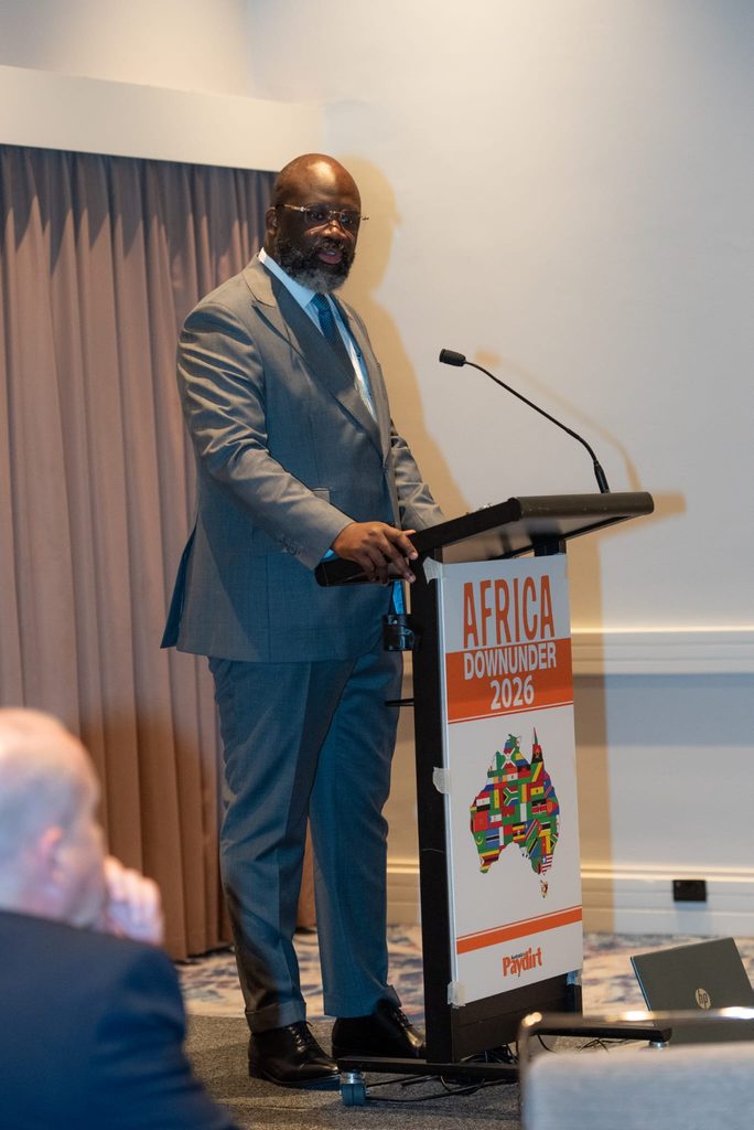 Inserido na participação de Angola, na 24° Edição da Conferência sobre o Sector Mineiro africano, Africa Down Under, que decorre entre os dias 2 e 4 do corrente mês de Setembro, na Cidade de Perth, Western Austrália, realizou-se esta Quinta-feira, 3 de Setembro, o Primeiro Fórum Empresarial, Austrália/ Angola, como parte do Angola Day, no Africa Down Under. 

O evento, realizado no Hotel Novotel, na Cidade de Perth, contou com a participação de CEO's de diversas empresas do sector mineiro australiano, empresários, autoridades locais, e Empresários angolanos residentes na Austrália, bem como Empresários angolanos provenientes de Angola, que deslocaram-se à Austrália, para participar da edição deste ano do Africa Down Under.

O Fórum Empresarial, contou com intervenções de abertura, da Embaixadora da Austrália na República de Angola, Tegan Brink, e do Embaixador de Angola na Austrália, António Luvualu de Carvalho, tendo ambos apresentado o estado das relações bilaterais entre os dois países. 

Esta primeira Cimeira Empresarial da história, entre Austrália e Angola, contou com um painel de Alto Nível, moderado pelo Presidente do Instituto Australiano de Relações Internacionais Western Australia, Dr. Brendan Augustin, e contou com intervenções do Honoravel Eng. Bill Johnston, antigo Ministro das Minas, Petróleo, Energia e Indústria de Western Australia, do CEO da Sociedade Connected Minerals Ltd, Stephen Lee Wetherall, empresa australiana cotada em bolsa (ASX), e do Académico angolano, João Manuel da Costa Canoquena, Ph.D, Professor radicado na Austrália, desde a década de 1990.

Durante a sua intervenção, bastante aplaudida, pela audiência que lotou a sala onde foi realizado o evento, Stephen Lee Wetherall, classificou a República de Angola, como "destino recomendável e seguro, para o investimento australiano em África". Stephen Lee Wetherall, é das vozes mais autorizadas na Austrália, para falar com propriedade sobre o mercado angolano, pois, trabalha activamente em Angola, desde o ano de 2014.

Na sua intervenção, identificou igualmente, questões a serem melhoradas, para que o país continue a atrair mais investimento directo da Austrália, reconhecendo que de 2014 à 2026, as melhorias no ambiente de negócios em Angola, são "significativas e positivas para a atracção de investidores".

O primeiro Fórum Empresarial Austrália/ Angola, terminou com um desafio lançado pelo Embaixador de Angola na Comunidade da Austrália, António Luvualu de Carvalho, ao sector empresarial angolano, para a realização da II° Edição do Fórum, desta feita, em Luanda.